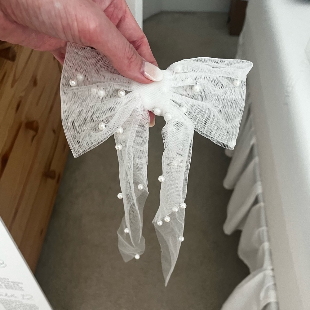 While tulle bow hair clip